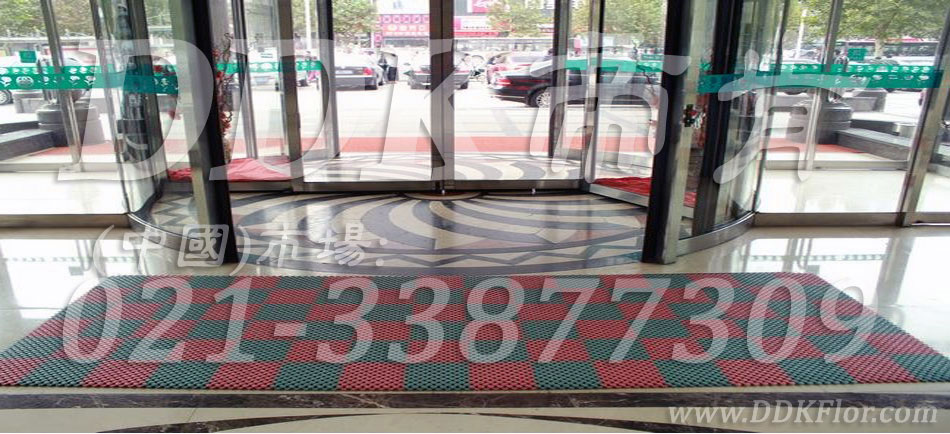 紅綠色，賓館旋轉(zhuǎn)門入口通道地面防滑鋪設(shè)材料樣板圖片,帝肯(DDK)_8200_900效果圖,塑料門墊,塑膠門墊,大門腳墊,模塊拼接式門墊,腳墊門墊,自動門地墊,進(jìn)門地墊,進(jìn)門腳墊,透水地墊,門前地墊,門前墊,門廳地毯,門廳地墊 ,門前腳墊,門廳腳墊,門前毯,門口地墊,門口地毯,門口防滑地墊,門口防滑地膠,門口防滑墊,門口腳墊,門口腳踏墊,門墊地墊,門墊,防滑門墊,入口防滑墊,入口防水地墊,出入口地墊