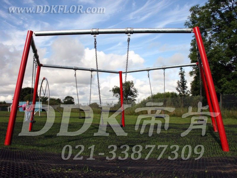 兒童健身游戲秋千區(qū)_草坪地面_黑色鋪裝樣板圖片，帝肯(DDK)_400_222效果圖，草坪保護(hù)墊