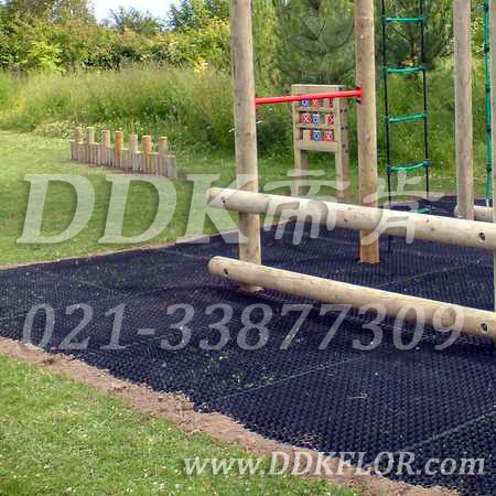 登梯游戲區(qū)_草坪地面防護安全_黑色樣板圖片，帝肯(DDK)_400_222效果圖，草坪保護墊