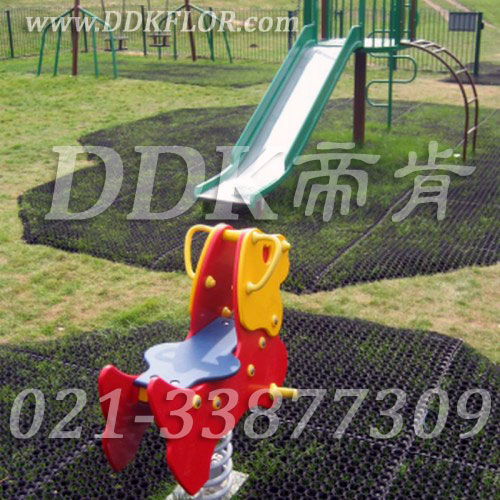兒童滑梯游戲區(qū)草坪地面安全防護(hù)_黑色鋪裝樣板圖片，帝肯(DDK)_400_222效果圖，草坪保護(hù)墊,室外地膠,幼兒園室外地墊,幼兒園室外地膠,室外地毯,戶外網(wǎng)狀橡膠墊,戶外地膠,戶外地毯,戶外防滑墊,幼兒園地面防滑墊,幼兒園戶外地墊,幼兒園戶外地板,室外地墊
