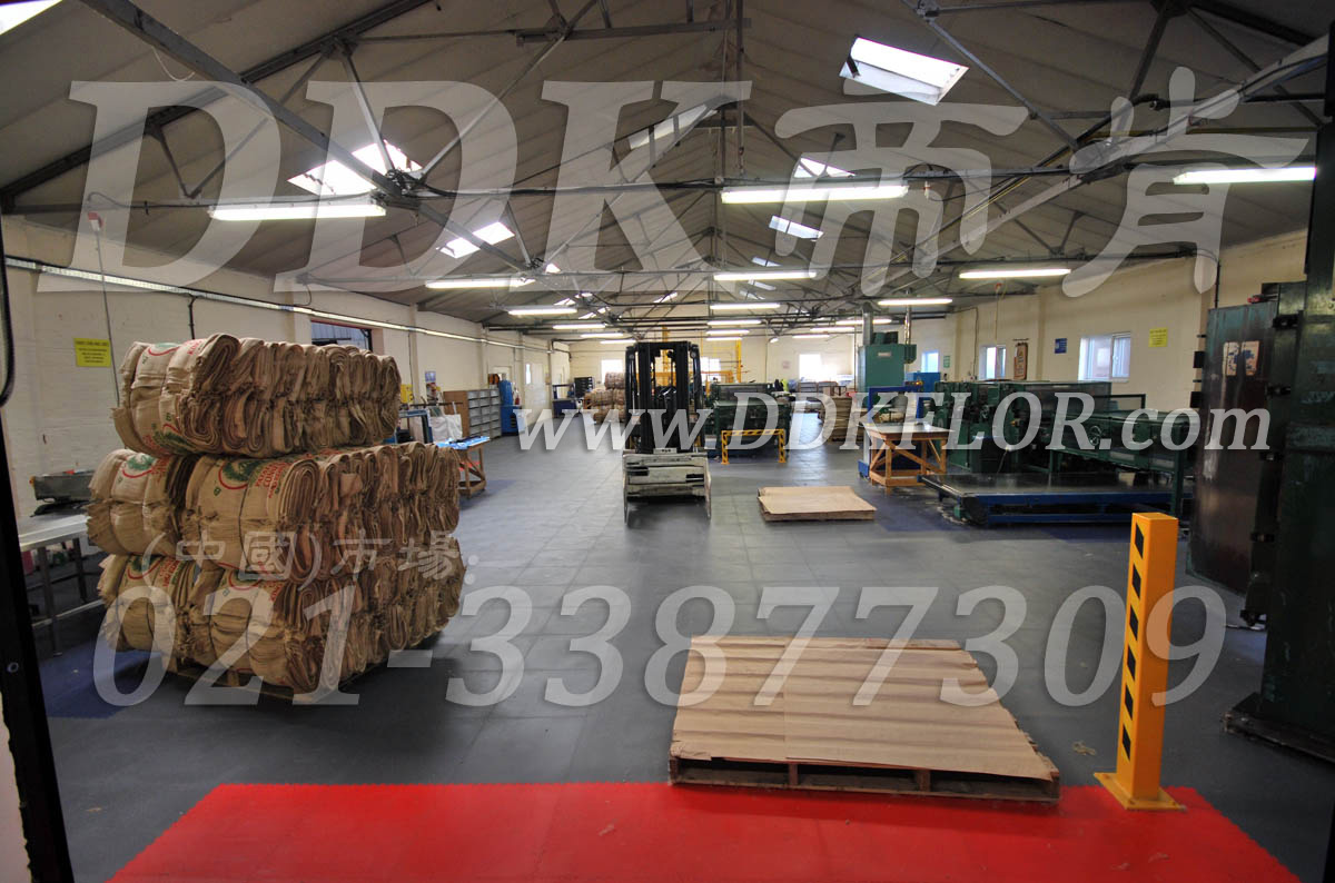 灰+紅_廠房倉(cāng)庫(kù)地面耐磨材料鋪裝樣板圖片,帝肯(DDK)_2000_9979(工業(yè)廠房車間地面材料)效果圖,PVC拼接地墊,塑料拼接地板,塑料拼裝地板,拼裝地墊,拼接式防滑墊,拼接地板,拼裝地板,拼裝地膠,組合式地墊,工業(yè)地墊,工業(yè)地板,工業(yè)地板磚,工業(yè)地板膠,工業(yè)地板革,工業(yè)地毯,工業(yè)地磚,工業(yè)pvc地板 ,工業(yè)地膠,工業(yè)塑膠地板,工業(yè)橡膠地板,工業(yè)耐油地墊,工業(yè)走道地墊,工業(yè)防滑地墊,工業(yè)防滑墊,工廠地墊,工廠地板,工廠地板膠,工廠地毯,工廠地膠,工廠塑膠地板,工廠防滑墊,工廠用塑料地板,工廠防滑地墊,工廠車間地膠,工廠車間地板革,工廠走道地墊 ,工廠用橡膠地墊,耐油工業(yè)橡膠墊,pvc塑膠地墊,pvc塑膠地板,倉(cāng)庫(kù)塑膠地板,廠房塑膠地板,圓點(diǎn)塑料橡膠地板-地毯-地墊,塑料地墊,塑料地板,塑料地板磚,塑料地板膠,塑料地板革,塑料地磚,塑膠地磚,塑料防滑墊,塑膠地板磚,塑膠防滑墊,塑膠防滑地墊,片材塑膠地板,車間塑膠地板,車間用地板膠,車間塑料防滑墊,車間防滑地墊,車間地墊,車間地板,車間防滑墊,車間防砸地板,鎖扣塑膠地板,過道地墊,過道地毯,防滑塑料地墊,防滑塑膠墊,維修車間地板,車間pvc地板,庫(kù)房地板,廠房地毯,廠房地板,廠房地膠,pvc活動(dòng)地板,pvc橡膠地板,pvc塑膠鎖扣地板,pvc地膠,pvc地墊,pvc地板膠,pvc工業(yè)地板,pvc承重地板,pvc防滑地板,pvc防滑地膠,PVC防滑墊,pvc防滑地墊,互扣式地墊,鎖扣pvc地板,鎖扣地墊,銅錢紋地板膠-防滑地墊-地毯,銅錢紋防滑墊,過道防滑墊,安全通道用地板,安全地膠,安全地墊,安全橡膠地墊,安全防滑墊,實(shí)驗(yàn)室地膠,辦公室地板,辦公室地板膠,叉車地墊,叉車地板,圓點(diǎn)橡膠地板,緩沖地墊,走道地墊,耐重壓地墊,耐重壓地板,聚氯乙烯地板,耐磨地板,耐磨地膠,耐磨防滑地板,車間地板磚,車間地膠墊 ,車間地面膠皮,防潮地板,防潮地墊,防潮地板磚,倉(cāng)庫(kù)防潮地膠,倉(cāng)庫(kù)地板,廠房防滑地膠,工業(yè)防滑地毯,耐壓地板,耐壓耐磨地毯,辦公室塑膠地板,辦公室地膠,地面保護(hù)墊,地面保護(hù)地毯,地面防滑墊,抗壓地墊,抗壓地板,凈化車間地板,無塵車間地板