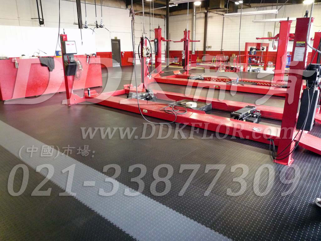 深灰_汽修廠舉升機(jī)地面防滑耐壓地板鋪設(shè)樣板圖片,帝肯(DDK)_2000_9979(工業(yè)廠房車間地面材料)效果圖,維修車間地板,安全通道用地板,工業(yè)pvc地板,pvc工業(yè)地板,工業(yè)地板磚,工業(yè)地板,工業(yè)地板膠,工業(yè)地膠,工業(yè)塑膠地板,工業(yè)橡膠地板,工業(yè)防滑墊,pvc承重地板,耐重壓地板,工廠車間地膠,工廠車間地板革,車間pvc地板,車間塑膠地板,車間用地板膠,車間地板磚,車間地板,車間防砸地板,車間地膠墊,車間地面膠皮,倉(cāng)庫(kù)防潮地膠,倉(cāng)庫(kù)地板,防潮地板,防潮板,塑料拼裝地板,塑料拼接地板,塑料橡膠地毯,塑料地板