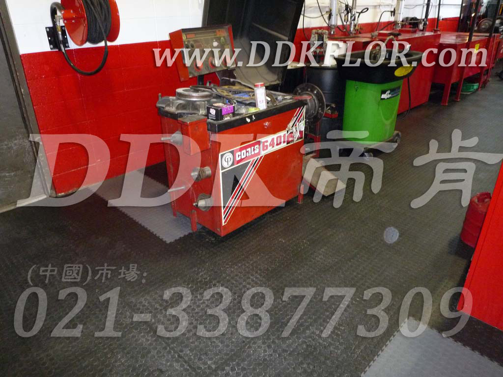 深灰滿鋪_檢修車間地面地板鋪設(shè)材料樣板圖片,帝肯(DDK)_2000_9979(工業(yè)廠房車間地面材料)效果圖,維修車間地板,安全通道用地板,工業(yè)pvc地板,pvc工業(yè)地板,工業(yè)地板磚,工業(yè)地板,工業(yè)地板膠,工業(yè)地膠,工業(yè)塑膠地板,工業(yè)橡膠地板,工業(yè)防滑墊,pvc承重地板,耐重壓地板,工廠車間地膠,工廠車間地板革,車間pvc地板,車間塑膠地板,車間用地板膠,車間地板磚,車間地板,車間防砸地板,車間地膠墊,車間地面膠皮,倉(cāng)庫(kù)防潮地膠,倉(cāng)庫(kù)地板,防潮地板,防潮板,塑料拼裝地板,塑料拼接地板,塑料橡膠地毯,塑料地板