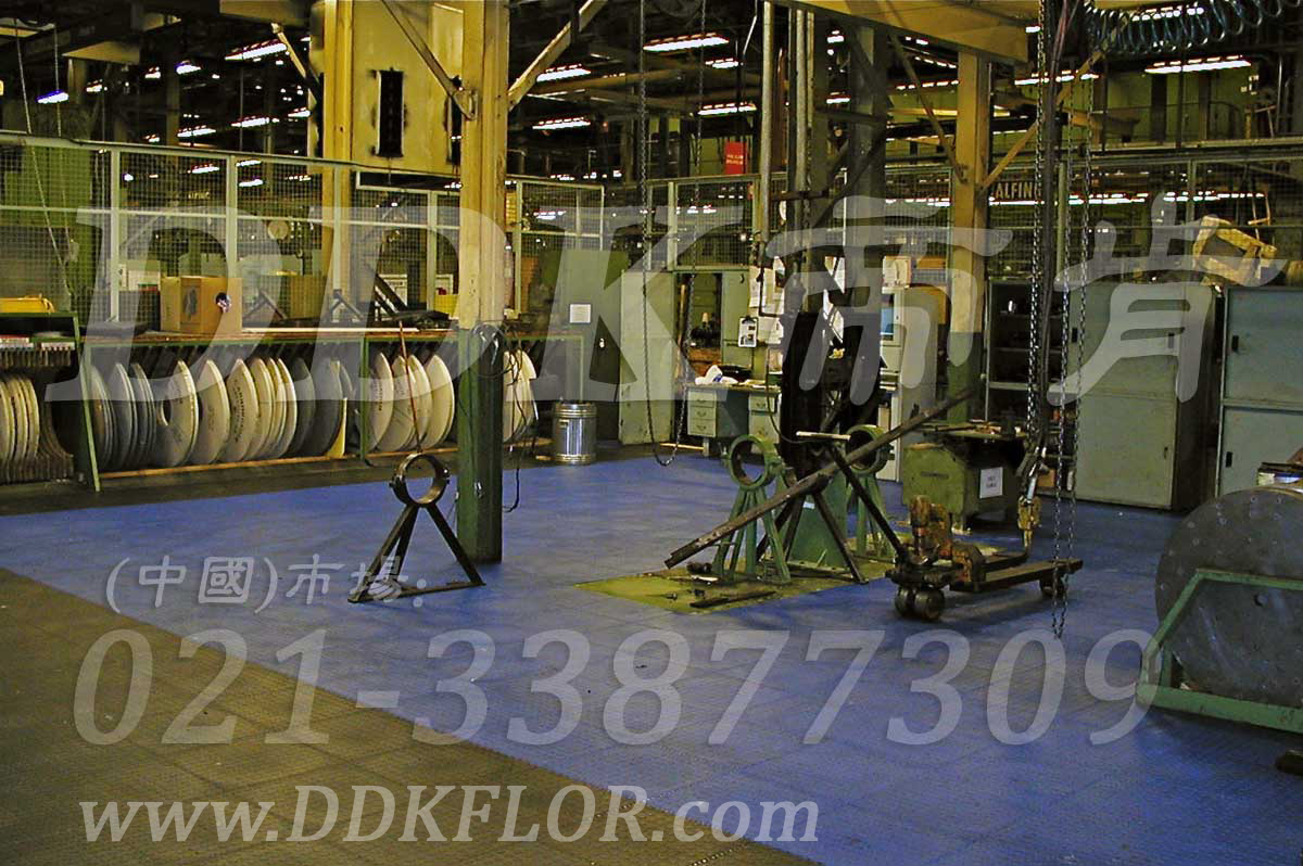 藍(lán)色+黑色_重機(jī)械車間地面保護(hù)地板材料樣板圖片,帝肯(DDK)_2000_9979(工業(yè)廠房車間地面材料)效果圖 藍(lán)色+黑色_重機(jī)械車間地面保護(hù)地板材料樣板圖片,帝肯(DDK)_2000_9979(工業(yè)廠房車間地面材料)效果圖,維修車間地板,安全通道用地板,工業(yè)pvc地板,pvc工業(yè)地板,工業(yè)地板磚,工業(yè)地板,工業(yè)地板膠,工業(yè)地膠,工業(yè)塑膠地板,工業(yè)橡膠地板,工業(yè)防滑墊,pvc承重地板,耐重壓地板,工廠車間地膠,工廠車間地板革,車間pvc地板,車間塑膠地板,車間用地板膠,車間地板磚,車間地板,車間防砸地板,車間地膠墊,車間地面膠皮,倉庫防潮地膠,倉庫地板,防潮地板,防潮板,塑料拼裝地板,塑料拼接地板,塑料橡膠地毯,塑料地板