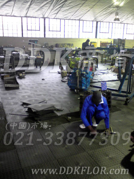 維修機械設(shè)備的地方想用耐油、耐砸、易清潔的地面材料是什么樣??？