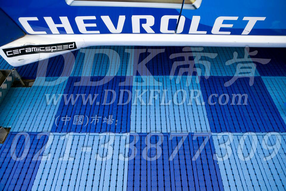 深藍+淺藍（3）_雪佛蘭汽車維修車間地板樣板圖片,帝肯(DDK)_7000_9979（維修車間地面材料）效果圖，pe戶外地板,pp防滑墊,塑料拼接地板,塑料拼裝地板,室外拼接地墊,室外鏤空拼裝地板,拼接地板,拼接式地墊,拼裝地墊,拼接式防滑墊,拼裝地板,拼裝地膠,模塊拼接式門墊,PVC拼接地墊,維修車間地板,車展地膠,車庫地板,車庫地墊,車庫地膠,車用防滑墊,車展地板,停車場防滑墊
