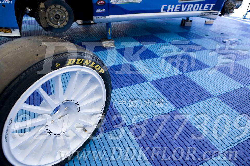 深藍+淺藍（4）_雪佛蘭汽車維修車間地板樣板圖片,帝肯(DDK)_7000_9979（維修車間地面材料）效果圖，pe戶外地板,pp防滑墊,塑料拼接地板,塑料拼裝地板,室外拼接地墊,室外鏤空拼裝地板,拼接地板,拼接式地墊,拼裝地墊,拼接式防滑墊,拼裝地板,拼裝地膠,模塊拼接式門墊,PVC拼接地墊,維修車間地板,車展地膠,車庫地板,車庫地墊,車庫地膠,車用防滑墊,車展地板,停車場防滑墊