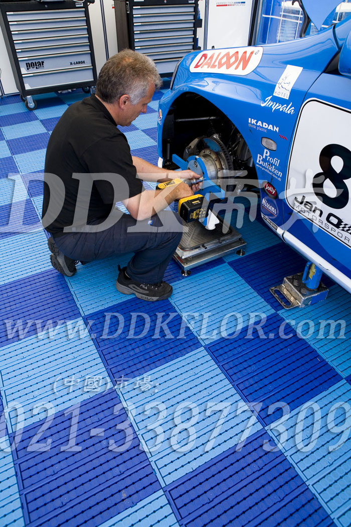 深藍+淺藍（5）_雪佛蘭汽車維修車間地板樣板圖片,帝肯(DDK)_7000_9979（維修車間地面材料）效果圖，pe戶外地板,pp防滑墊,塑料拼接地板,塑料拼裝地板,室外拼接地墊,室外鏤空拼裝地板,拼接地板,拼接式地墊,拼裝地墊,拼接式防滑墊,拼裝地板,拼裝地膠,模塊拼接式門墊,PVC拼接地墊,維修車間地板,車展地膠,車庫地板,車庫地墊,車庫地膠,車用防滑墊,車展地板,停車場防滑墊