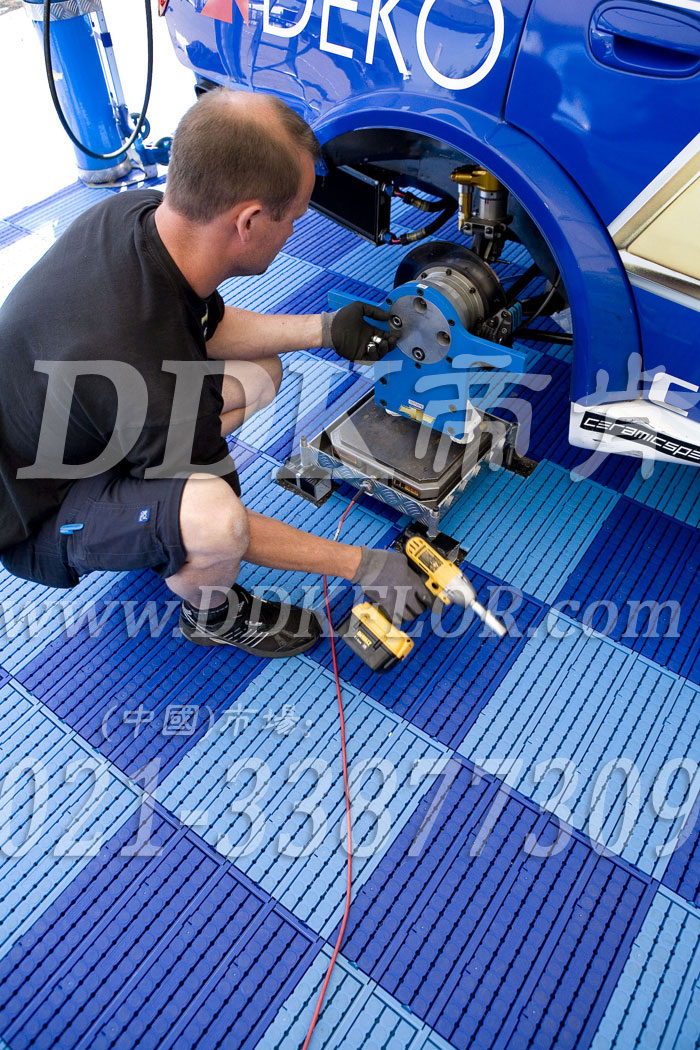 深藍+淺藍（7）_雪佛蘭汽車維修車間地板樣板圖片,帝肯(DDK)_7000_9979（維修車間地面材料）效果圖，pe戶外地板,pp防滑墊,塑料拼接地板,塑料拼裝地板,室外拼接地墊,室外鏤空拼裝地板,拼接地板,拼接式地墊,拼裝地墊,拼接式防滑墊,拼裝地板,拼裝地膠,模塊拼接式門墊,PVC拼接地墊,維修車間地板,車展地膠,車庫地板,車庫地墊,車庫地膠,車用防滑墊,車展地板,停車場防滑墊