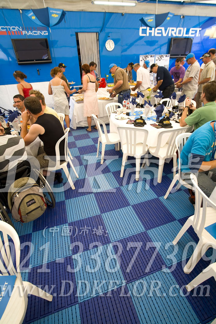 深藍(lán)+淺藍(lán)（3）_戶外帳篷活動地面材料樣板圖片,帝肯(DDK)_7000_600（篷房地面材料）效果圖，移動篷房用地板,pvc活動地板,pe戶外地板,戶外地磚,戶外地板,戶外塑料地板,戶外防滑墊,塑料戶外地板,pvc戶外地板,pvc承重地板,室外地坪,室外地墊,室外地板膠,室外地磚,室外地膠,室外塑料地板,室外塑料地毯,室外塑膠地板,室外拼接地墊,室外橡膠地板,室外環(huán)保地板,室外防滑地墊,室外防滑墊,展會地板,展會地膠,展銷會專用地板,可拼接展會塑膠地板,會展地板,展臺地板,車展地板,車展地膠,塑料拼接地板,塑料拼裝地板,PVC拼接地墊,拼接地板,拼接式地墊,拼裝地墊,拼裝地板,拼裝地膠,室外鏤空拼裝地板,組合式地墊