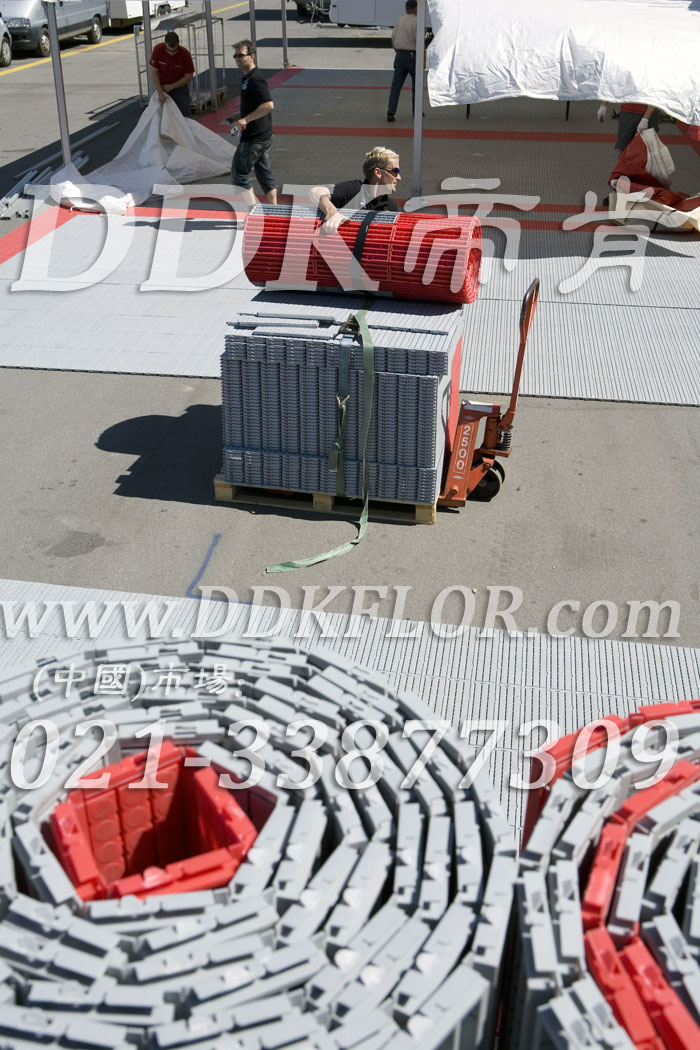 紅+灰（1）_戶外展會運動賽事帳篷地面材料樣板圖片,帝肯(DDK)_7000_600（篷房地面材料）效果圖，移動篷房用地板,pvc活動地板,pe戶外地板,戶外地磚,戶外地板,戶外塑料地板,戶外防滑墊,塑料戶外地板,pvc戶外地板,pvc承重地板,室外地坪,室外地墊,室外地板膠,室外地磚,室外地膠,室外塑料地板,室外塑料地毯,室外塑膠地板,室外拼接地墊,室外橡膠地板,室外環(huán)保地板,室外防滑地墊,室外防滑墊,展會地板,展會地膠,展銷會專用地板,可拼接展會塑膠地板,會展地板,展臺地板,車展地板,車展地膠,塑料拼接地板,塑料拼裝地板,PVC拼接地墊,拼接地板,拼接式地墊,拼裝地墊,拼裝地板,拼裝地膠,室外鏤空拼裝地板,組合式地墊