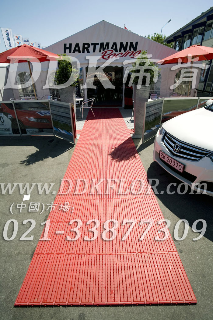 紅+灰（2）_戶外展會運動賽事帳篷地面材料樣板圖片,帝肯(DDK)_7000_600（篷房地面材料）效果圖，移動篷房用地板,pvc活動地板,pe戶外地板,戶外地磚,戶外地板,戶外塑料地板,戶外防滑墊,塑料戶外地板,pvc戶外地板,pvc承重地板,室外地坪,室外地墊,室外地板膠,室外地磚,室外地膠,室外塑料地板,室外塑料地毯,室外塑膠地板,室外拼接地墊,室外橡膠地板,室外環(huán)保地板,室外防滑地墊,室外防滑墊,展會地板,展會地膠,展銷會專用地板,可拼接展會塑膠地板,會展地板,展臺地板,車展地板,車展地膠,塑料拼接地板,塑料拼裝地板,PVC拼接地墊,拼接地板,拼接式地墊,拼裝地墊,拼裝地板,拼裝地膠,室外鏤空拼裝地板,組合式地墊