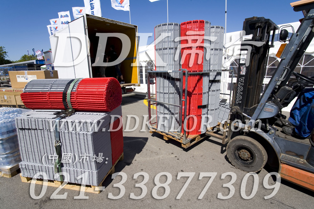 灰+紅（3）_本田汽車維修車間地板材料樣板圖片,帝肯(DDK)_7000_9979（維修車間地面材料）效果圖，移動篷房用地板,pe戶外地板,pp防滑墊,塑料拼接地板,塑料拼裝地板,室外拼接地墊,室外鏤空拼裝地板,拼接地板,拼接式地墊,拼裝地墊,拼接式防滑墊,拼裝地板,拼裝地膠,模塊拼接式門墊,PVC拼接地墊,維修車間地板,車展地膠,車庫地板,車庫地墊,車庫地膠,車用防滑墊,車展地板,停車場防滑墊