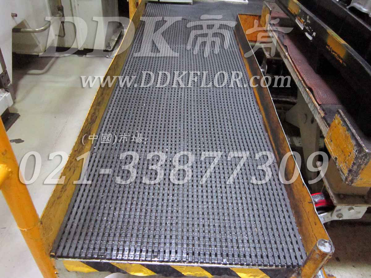 灰色_車間地面防壓耐磨耐油材料鋪設(shè)樣板圖片,帝肯(DDK)_9900__9979（工廠倉庫車間地面材料）效果圖，工業(yè)用格柵地墊,柵格地墊,耐油地墊,耐油膠墊,耐油防滑地墊,耐油防滑墊,耐油耐水地墊,重型防滑耐油墊,工業(yè)耐油地墊,耐壓地板,耐壓耐磨地毯,耐重壓地墊,耐重壓地板,抗壓地墊,抗壓地板,pvc承重地板,車間防滑地墊,車間防滑墊,車間防砸地板,工廠防滑地墊,工廠防滑墊