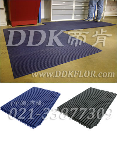藍色_走道防滑地板鋪裝樣板圖片,帝肯(DDK)_9900__9979（工廠倉庫車間地面材料）效果圖，通道地毯,安全通道用地板,工業(yè)用格柵地墊,柵格地墊,耐油地墊,耐油膠墊,耐油防滑地墊,耐油防滑墊,耐油耐水地墊,重型防滑耐油墊,工業(yè)耐油地墊,耐壓地板,耐壓耐磨地毯,耐重壓地墊,耐重壓地板,抗壓地墊,抗壓地板,pvc承重地板,車間防滑地墊,車間防滑墊,車間防砸地板,工廠防滑地墊,工廠防滑墊