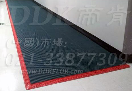 深灰色_通道地面防滑材料樣板圖片,帝肯(DDK)_9900__9979（工廠倉庫車間地面材料）效果圖，通道地毯,安全通道用地板,工業(yè)用格柵地墊,柵格地墊,耐油地墊,耐油膠墊,耐油防滑地墊,耐油防滑墊,耐油耐水地墊,重型防滑耐油墊,工業(yè)耐油地墊,耐壓地板,耐壓耐磨地毯,耐重壓地墊,耐重壓地板,抗壓地墊,抗壓地板,pvc承重地板,車間防滑地墊,車間防滑墊,車間防砸地板,工廠防滑地墊,工廠防滑墊