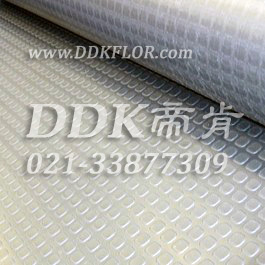 灰色地面防滑耐磨保護材料樣板圖片，帝肯(DDK)_X600（KS系列|百勝）效果圖，凈化車間地板,工廠車間地膠,工廠車間地板革,無塵車間地板,車間pvc地板,車間用地板膠,車間塑膠地板,車間塑料防滑墊,車間地面膠皮,車間地膠墊,車間地毯,車間地板磚,車間地板,車間地墊,車間防滑地墊,車間防滑墊,車間防砸地板,食品車間地板,耐壓耐磨地毯,耐壓地板,耐磨防滑地板,耐磨地膠,耐酸堿pvc地板膠,耐酸堿地墊,耐酸堿地毯,耐酸堿膠墊,耐油防滑地墊,耐酸堿防腐蝕膠墊,耐磨地板,PVC地毯,pvc塑料地毯,廠房地毯,塑料防滑地毯,地面保護地毯,塑料地毯,塑膠地毯,工業(yè)地毯,工業(yè)塑料地毯,工業(yè)防滑地毯,工廠地毯,塑料橡膠地毯,橡膠地毯,橡膠防滑地毯,過道地毯,通道地毯,防滑地毯,靜音地毯,除塵地毯,防噪聲地毯,防滑毯,防水地毯,防噪音地毯,防塵地毯,防滑塑料毯,防污地毯,走道地毯,車庫塑料地毯,pvc防滑卷材,pvc塑膠地毯,pvc塑膠地板,工廠塑膠地板,工業(yè)塑膠地板,車庫塑膠地板,廠房防滑地膠,廠房地膠,地膠,圓點,工業(yè)地膠,工廠地膠,工廠地板膠,工廠地板,防酸堿地膠墊