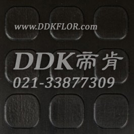 黑灰色地面防滑耐磨地膠樣板圖片，帝肯(DDK)_X600（KS系列|百勝）效果圖，凈化車間地板,工廠車間地膠,工廠車間地板革,無塵車間地板,車間pvc地板,車間用地板膠,車間塑膠地板,車間塑料防滑墊,車間地面膠皮,車間地膠墊,車間地毯,車間地板磚,車間地板,車間地墊,車間防滑地墊,車間防滑墊,車間防砸地板,食品車間地板,耐壓耐磨地毯,耐壓地板,耐磨防滑地板,耐磨地膠,耐酸堿pvc地板膠,耐酸堿地墊,耐酸堿地毯,耐酸堿膠墊,耐油防滑地墊,耐酸堿防腐蝕膠墊,耐磨地板,PVC地毯,pvc塑料地毯,廠房地毯,塑料防滑地毯,地面保護地毯,塑料地毯,塑膠地毯,工業(yè)地毯,工業(yè)塑料地毯,工業(yè)防滑地毯,工廠地毯,塑料橡膠地毯,橡膠地毯,橡膠防滑地毯,過道地毯,通道地毯,防滑地毯,靜音地毯,除塵地毯,防噪聲地毯,防滑毯,防水地毯,防噪音地毯,防塵地毯,防滑塑料毯,防污地毯,走道地毯,車庫塑料地毯,pvc防滑卷材,pvc塑膠地毯,pvc塑膠地板,工廠塑膠地板,工業(yè)塑膠地板,車庫塑膠地板,廠房防滑地膠,廠房地膠,地膠,圓點,工業(yè)地膠,工廠地膠,工廠地板膠,工廠地板,防酸堿地膠墊