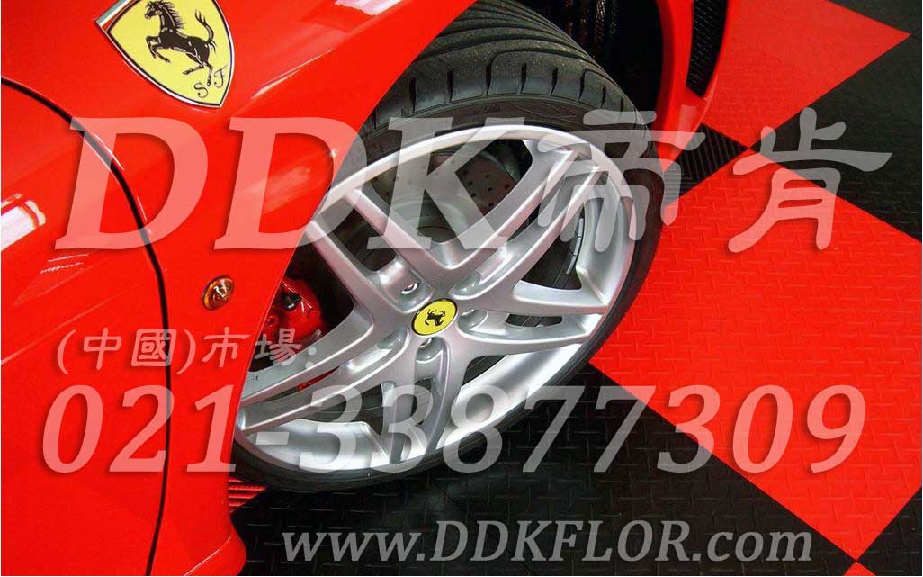 紅+黑_法拉利汽車展廳地面材料鋪裝樣板圖片,帝肯(DDK)_3000_680(展會地板材料)效果圖 紅+黑_法拉利汽車展廳地面材料鋪裝樣板圖片,帝肯(DDK)_3000_680(展會地板材料)效果圖,會展地板,可拼接展會塑膠地板,展會地板,展會地膠,展廳塑料格柵,展廳展車地墊,展臺地板,展銷會專用地板,摩托車展臺,汽車4s店卡扣展示板,汽車展廳地墊,汽車展廳地板,汽車展臺,汽車展示地墊,車型展示板,車展地板,車展地膠