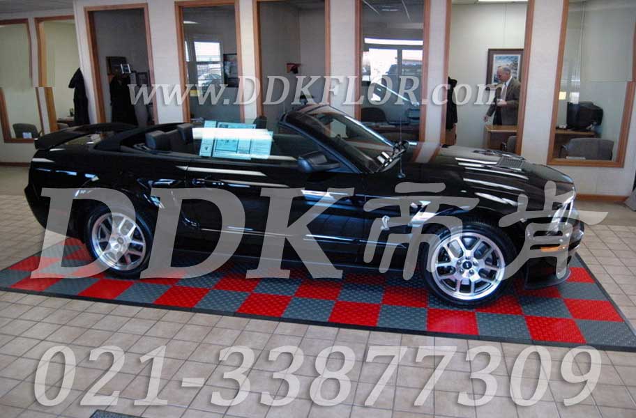 紅+灰_4S店汽車展廳地面地板材料樣板圖片,帝肯(DDK)_3000_680(展會地板材料)效果圖 紅+灰_4S店汽車展廳地面地板材料樣板圖片,帝肯(DDK)_3000_680(展會地板材料)效果圖,會展地板,可拼接展會塑膠地板,展會地板,展會地膠,展廳塑料格柵,展廳展車地墊,展臺地板,展銷會專用地板,摩托車展臺,汽車4s店卡扣展示板,汽車展廳地墊,汽車展廳地板,汽車展臺,汽車展示地墊,車型展示板,車展地板,車展地膠,