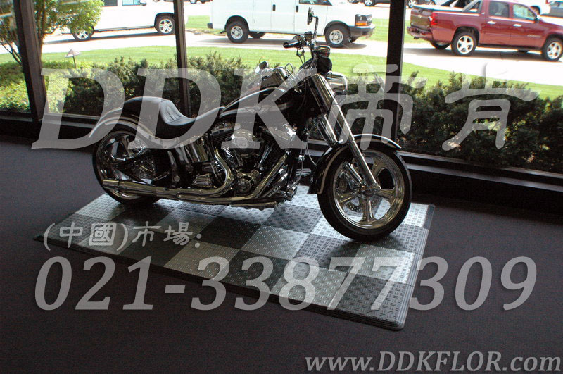 深灰+淺灰_摩托車展廳地面鋪設(shè)材料樣板圖片,帝肯(DDK)_3000_680（展會地板材料）效果圖,摩托車展臺,會展地板,可拼接展會塑膠地板,展會地板,展會地膠,展廳塑料格柵,展廳展車地墊,展臺地板,展銷會專用地板,摩托車展臺,汽車4s店卡扣展示板,汽車展廳地墊,汽車展廳地板,汽車展臺,汽車展示地墊,車型展示板,車展地板