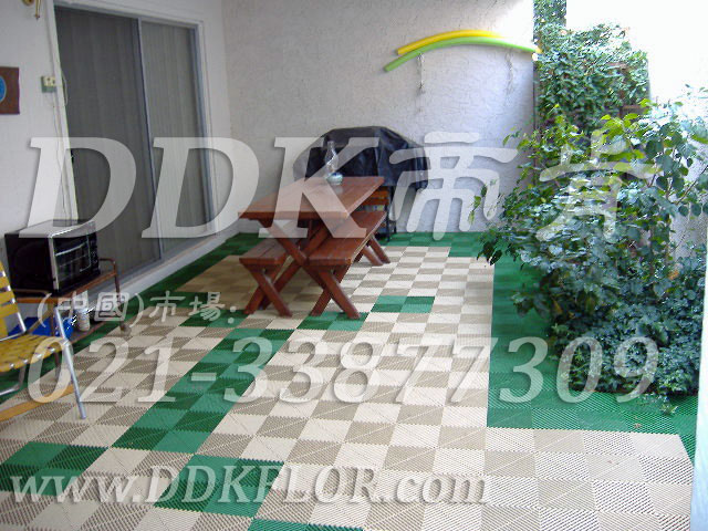綠+灰_別墅花園地面材料鋪設(shè)樣板圖片,帝肯(DDK)_8100_T550（室外花園地面材料）效果圖，戶外地磚,戶外地板,戶外花園地磚,pvc戶外地板,塑料戶外地板,幼兒園戶外地墊,幼兒園戶外地板,戶外地墊,戶外地毯,戶外地膠,戶外塑料地板,戶外塑膠地毯,戶外花園地板,戶外草坪地墊,戶外防滑墊,花園戶外地板,陽臺(tái)戶外地板,入戶花園地板,入戶花園地面,室外花園地磚,花園地板磚,露臺(tái)花園裝修,室外地板膠,室外地磚,室外地膠,室外塑料地板,室外塑膠地板,室外鏤空拼裝地板,室外防水地板,室外防滑地墊,室外生態(tài)地板,室外環(huán)保地板,室外防腐地板,室外陽臺(tái)地板,室外陽臺(tái)磚,室外露臺(tái)地磚,室外露臺(tái)裝修,幼兒園室外地膠