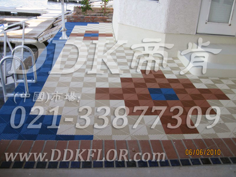 室外水岸邊_藍(lán)白咖啡色相拼_地面防滑塑膠地磚材料樣板圖片,帝肯(DDK)_8100_T550（室外花園地面材料）效果圖，戶外地磚,戶外地板,戶外花園地磚,pvc戶外地板,塑料戶外地板,幼兒園戶外地墊,幼兒園戶外地板,戶外地墊,戶外地毯,戶外地膠,戶外塑料地板,戶外塑膠地毯,戶外花園地板,戶外草坪地墊,戶外防滑墊,花園戶外地板,陽臺(tái)戶外地板,入戶花園地板,入戶花園地面,室外花園地磚,花園地板磚,露臺(tái)花園裝修,室外地板膠,室外地磚,室外地膠,室外塑料地板,室外塑膠地板,室外鏤空拼裝地板,室外防水地板,室外防滑地墊,室外生態(tài)地板,室外環(huán)保地板,室外防腐地板,室外陽臺(tái)地板,室外陽臺(tái)磚,室外露臺(tái)地磚,室外露臺(tái)裝修,幼兒園室外地膠