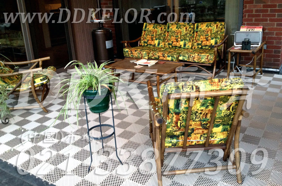 白色_室外花園露臺(tái)地面鋪裝材料樣板圖片,帝肯(DDK)_8100_T550（室外花園地面材料）效果圖，戶外地磚,戶外地板,戶外花園地磚,pvc戶外地板,塑料戶外地板,幼兒園戶外地墊,幼兒園戶外地板,戶外地墊,戶外地毯,戶外地膠,戶外塑料地板,戶外塑膠地毯,戶外花園地板,戶外草坪地墊,戶外防滑墊,花園戶外地板,陽臺(tái)戶外地板,入戶花園地板,入戶花園地面,室外花園地磚,花園地板磚,露臺(tái)花園裝修,室外地板膠,室外地磚,室外地膠,室外塑料地板,室外塑膠地板,室外鏤空拼裝地板,室外防水地板,室外防滑地墊,室外生態(tài)地板,室外環(huán)保地板,室外防腐地板,室外陽臺(tái)地板,室外陽臺(tái)磚,室外露臺(tái)地磚,室外露臺(tái)裝修,幼兒園室外地膠