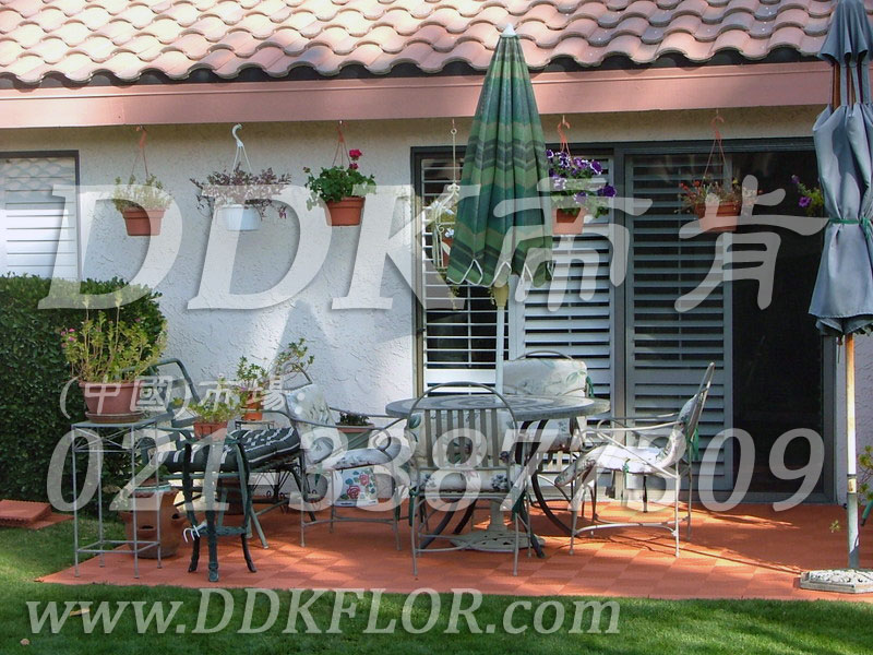 紅磚色_別墅室外花園地面鋪裝樣板圖片,帝肯(DDK)_8100_T550（室外花園地面材料）效果圖，戶外地磚,戶外地板,戶外花園地磚,pvc戶外地板,塑料戶外地板,幼兒園戶外地墊,幼兒園戶外地板,戶外地墊,戶外地毯,戶外地膠,戶外塑料地板,戶外塑膠地毯,戶外花園地板,戶外草坪地墊,戶外防滑墊,花園戶外地板,陽臺(tái)戶外地板,入戶花園地板,入戶花園地面,室外花園地磚,花園地板磚,露臺(tái)花園裝修,室外地板膠,室外地磚,室外地膠,室外塑料地板,室外塑膠地板,室外鏤空拼裝地板,室外防水地板,室外防滑地墊,室外生態(tài)地板,室外環(huán)保地板,室外防腐地板,室外陽臺(tái)地板,室外陽臺(tái)磚,室外露臺(tái)地磚,室外露臺(tái)裝修,幼兒園室外地膠
