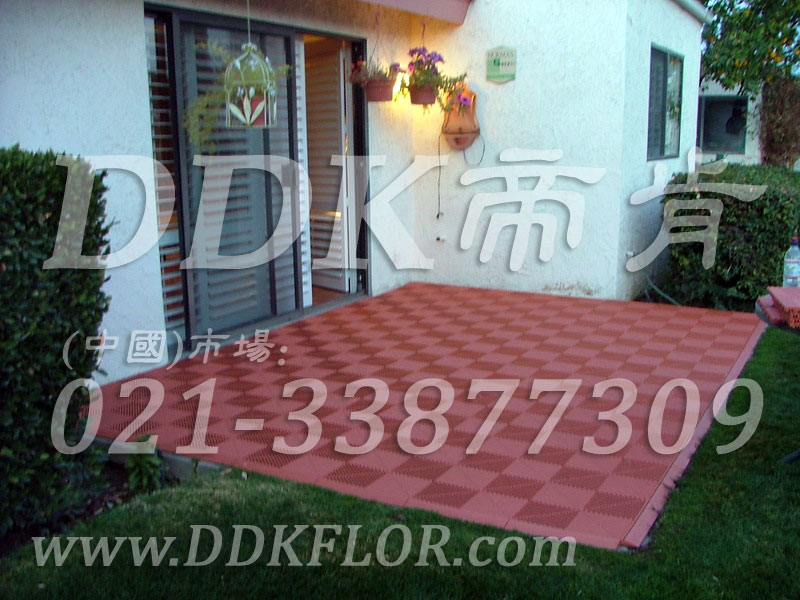紅磚色（2）_別墅室外花園地面鋪裝樣板圖片,帝肯(DDK)_8100_T550（室外花園地面材料）效果圖，戶外地磚,戶外地板,戶外花園地磚,pvc戶外地板,塑料戶外地板,幼兒園戶外地墊,幼兒園戶外地板,戶外地墊,戶外地毯,戶外地膠,戶外塑料地板,戶外塑膠地毯,戶外花園地板,戶外草坪地墊,戶外防滑墊,花園戶外地板,陽臺(tái)戶外地板,入戶花園地板,入戶花園地面,室外花園地磚,花園地板磚,露臺(tái)花園裝修,室外地板膠,室外地磚,室外地膠,室外塑料地板,室外塑膠地板,室外鏤空拼裝地板,室外防水地板,室外防滑地墊,室外生態(tài)地板,室外環(huán)保地板,室外防腐地板,室外陽臺(tái)地板,室外陽臺(tái)磚,室外露臺(tái)地磚,室外露臺(tái)裝修,幼兒園室外地膠