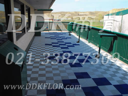 灰白色+藍(lán)色_露臺(tái)地面處理材料鋪裝圖樣板圖片,帝肯(DDK)_8100_T500（露天陽(yáng)臺(tái)地面材料）效果圖,別墅陽(yáng)臺(tái)地板,別墅陽(yáng)臺(tái)裝修,室外陽(yáng)臺(tái)地板,室外陽(yáng)臺(tái)磚,室外露臺(tái)地磚,室外露臺(tái)裝修,舞臺(tái)地板,陽(yáng)臺(tái)地板磚,陽(yáng)臺(tái)地磚裝修,陽(yáng)臺(tái)戶外地板,陽(yáng)臺(tái)拼裝地板,陽(yáng)臺(tái)裝修,露臺(tái)地板,露臺(tái)地磚,露臺(tái)地面裝修,露臺(tái)拼接地板,露臺(tái)花園裝修,露臺(tái)防滑地板,露臺(tái)防滑地磚,頂樓露臺(tái)裝修,室外生態(tài)地板,室外環(huán)保地板,室外防腐地板