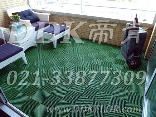 綠色地板鋪設(shè)_室外露臺(tái)地板用材料樣板圖片,帝肯(DDK)_8100_T500（露天陽(yáng)臺(tái)地面材料）效果圖,別墅陽(yáng)臺(tái)地板,別墅陽(yáng)臺(tái)裝修,室外陽(yáng)臺(tái)地板,室外陽(yáng)臺(tái)磚,室外露臺(tái)地磚,室外露臺(tái)裝修,舞臺(tái)地板,陽(yáng)臺(tái)地板磚,陽(yáng)臺(tái)地磚裝修,陽(yáng)臺(tái)戶外地板,陽(yáng)臺(tái)拼裝地板,陽(yáng)臺(tái)裝修,露臺(tái)地板,露臺(tái)地磚,露臺(tái)地面裝修,露臺(tái)拼接地板,露臺(tái)花園裝修,露臺(tái)防滑地板,露臺(tái)防滑地磚,頂樓露臺(tái)裝修,室外生態(tài)地板,室外環(huán)保地板,室外防腐地板