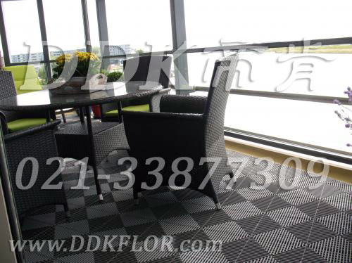 經(jīng)典灰色_別墅露臺(tái)的地面裝修用疏水型地磚樣板圖片,帝肯(DDK)_8100_T500（露天陽(yáng)臺(tái)地面材料）效果圖,別墅陽(yáng)臺(tái)地板,別墅陽(yáng)臺(tái)裝修,室外陽(yáng)臺(tái)地板,室外陽(yáng)臺(tái)磚,室外露臺(tái)地磚,室外露臺(tái)裝修,舞臺(tái)地板,陽(yáng)臺(tái)地板磚,陽(yáng)臺(tái)地磚裝修,陽(yáng)臺(tái)戶外地板,陽(yáng)臺(tái)拼裝地板,陽(yáng)臺(tái)裝修,露臺(tái)地板,露臺(tái)地磚,露臺(tái)地面裝修,露臺(tái)拼接地板,露臺(tái)花園裝修,露臺(tái)防滑地板,露臺(tái)防滑地磚,頂樓露臺(tái)裝修,室外生態(tài)地板,室外環(huán)保地板,室外防腐地板