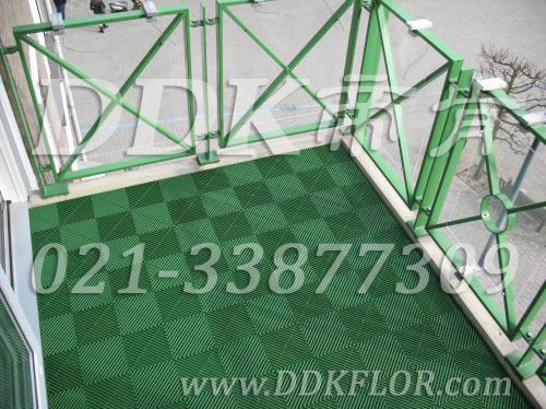 全綠色_陽臺地面鋪磚效果圖樣板圖片,帝肯(DDK)_8100_T500（露天陽臺地面材料）效果圖,別墅陽臺地板,別墅陽臺裝修,室外陽臺地板,室外陽臺磚,室外露臺地磚,室外露臺裝修,舞臺地板,陽臺地板磚,陽臺地磚裝修,陽臺戶外地板,陽臺拼裝地板,陽臺裝修,露臺地板,露臺地磚,露臺地面裝修,露臺拼接地板,露臺花園裝修,露臺防滑地板,露臺防滑地磚,頂樓露臺裝修,室外生態(tài)地板,室外環(huán)保地板,室外防腐地板
