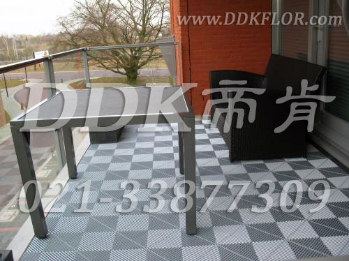 客廳陽臺之間做了隔斷，地磚是鋪成一樣的好還是分開鋪？