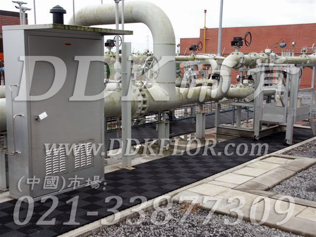 黑色（4）_組合安裝_平臺通道地面防滑材料樣板圖片,帝肯(DDK)_8100_9979（工廠地面材料）效果圖,通道防滑墊,安全通道用地板,倉庫防潮地膠,地面防滑墊,塑膠防滑墊,塑膠防滑地墊,多功能移動地板,室外地墊,室外地板膠,室外拼接地墊,室外防滑墊,室外防滑透水墊,工業(yè)走道地墊,工業(yè)耐油地墊,拼接式地墊,拼接地板,抗壓地墊,抗壓地板,模塊地板,排水地板,排水地墊,柵格地墊,拼裝地膠,拼裝地板,拼裝地墊,拼接式防滑墊,排水防滑墊,漏水地墊,漏水地膠,漏水防滑墊,甲板防滑墊,疏水板,疏水地墊,疏水防滑墊,疏水墊,網(wǎng)格地板,網(wǎng)格地墊,網(wǎng)格塑料地板墊,網(wǎng)格防滑墊,網(wǎng)格塑料墊,網(wǎng)狀防滑墊,耐壓地板,走廊地毯,走道地墊,耐磨地墊,耐油防滑墊,耐油防滑地墊,耐油耐水地墊,防潮地板磚,防潮地板,防潮地墊,防滑隔水墊,防潮板,防滑拼墊,防滑塑料地墊,透水防滑塑膠地墊,透水地板膠墊,透水地墊,隔水地板,隔水材料,耐重壓地板,耐重壓地墊,耐酸堿防腐蝕膠墊,耐磨地板,耐酸堿膠墊,耐酸堿地墊,耐酸堿pvc地板膠,耐磨防滑地板,耐磨地膠