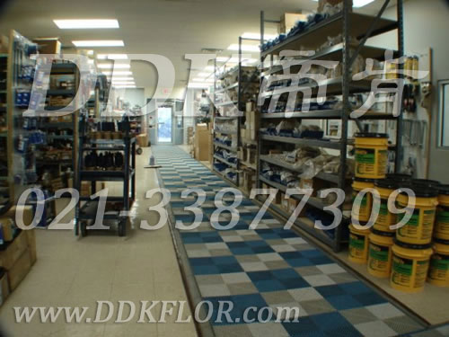 藍(lán)色+灰白色（1）_組合安裝_車間安全通道地面防滑材料樣板圖片,帝肯(DDK)_8100_9979（工廠地面材料）效果圖,維修車間地板,車間塑料防滑墊,車間用地板膠,車間防滑地墊,車間防滑墊,車間防砸地板,車間地墊,通道防滑墊,安全通道用地板,倉庫防潮地膠,地面防滑墊,塑膠防滑墊,塑膠防滑地墊,多功能移動地板,室外地墊,室外地板膠,室外拼接地墊,室外防滑墊,室外防滑透水墊,工業(yè)走道地墊,工業(yè)耐油地墊,拼接式地墊,拼接地板,抗壓地墊,抗壓地板,模塊地板,排水地板,排水地墊,柵格地墊,拼裝地膠,拼裝地板,拼裝地墊,拼接式防滑墊,排水防滑墊,漏水地墊,漏水地膠,漏水防滑墊,甲板防滑墊,疏水板,疏水地墊,疏水防滑墊,疏水墊,網(wǎng)格地板,網(wǎng)格地墊,網(wǎng)格塑料地板墊,網(wǎng)格防滑墊,網(wǎng)格塑料墊,網(wǎng)狀防滑墊,耐壓地板,走廊地毯,走道地墊,耐磨地墊,耐油防滑墊,耐油防滑地墊,耐油耐水地墊,防潮地板磚,防潮地板,防潮地墊,防滑隔水墊,防潮板,防滑拼墊,防滑塑料地墊,透水防滑塑膠地墊,透水地板膠墊,透水地墊,隔水地板,隔水材料,耐重壓地板,耐重壓地墊,耐酸堿防腐蝕膠墊,耐磨地板,耐酸堿膠墊,耐酸堿地墊,耐酸堿pvc地板膠,耐磨防滑地板,耐磨地膠