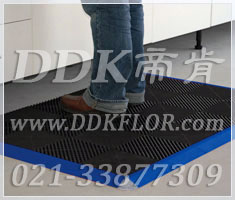 黑色+藍(lán)色框（4）_工廠車(chē)間環(huán)境工業(yè)耐磨抗壓防滑地面材料樣板圖片,帝肯(DDK)_8100_9979（工廠地面材料）效果圖,工廠車(chē)間地膠,維修車(chē)間地板,車(chē)間地墊,車(chē)間地板,車(chē)間地板磚,車(chē)間用地板膠,車(chē)間塑料防滑墊,車(chē)間地膠墊,車(chē)間防砸地板,車(chē)間防滑墊,車(chē)間防滑地墊,抗壓地板,抗壓地墊,耐壓地板,耐壓耐磨地毯,耐重壓地墊,防水地墊,透水地墊,透水地板膠墊,防水墊,防水地膠墊,防水防滑墊,防滑隔水墊,隔水地墊,隔水地板,隔水材料,疏水地墊,疏水板,疏水磚,疏水防滑墊,疏水防滑地墊,耐油耐水地墊,漏水防滑墊,漏水地膠,漏水地墊,疏水墊,排水地板,排水防滑墊,排水地墊,泄水型地板磚,pvc防水地墊,工業(yè)地墊,工業(yè)地板,工業(yè)地板膠,工業(yè)地磚,工業(yè)地膠,工廠走道地墊,工廠地墊,工業(yè)防滑墊,工業(yè)防滑地板,工業(yè)防滑地墊,工業(yè)走道地墊,工業(yè)耐油地墊,工業(yè)用格柵地墊,工廠用塑料地板,工廠地膠,工廠地板膠,工廠地板,工廠塑膠地板,pvc工業(yè)地板,廠房地板材料,廠房地膠,廠房防滑地膠,pvc承重地板,重型防滑耐油墊,塑料拼裝地板,塑料拼接地板,拼接式地墊,拼接地板,拼接式防滑墊,拼裝地墊,拼裝地板,拼裝地膠,防滑拼墊,耐酸堿地墊,耐酸堿防腐蝕膠墊,防酸堿地膠墊,網(wǎng)孔地墊,網(wǎng)格地板,網(wǎng)格防滑墊,網(wǎng)狀防滑墊,塑料網(wǎng)格扳,塑料網(wǎng)格防滑地墊,塑料防滑網(wǎng)格墊,防滑塑料網(wǎng)格