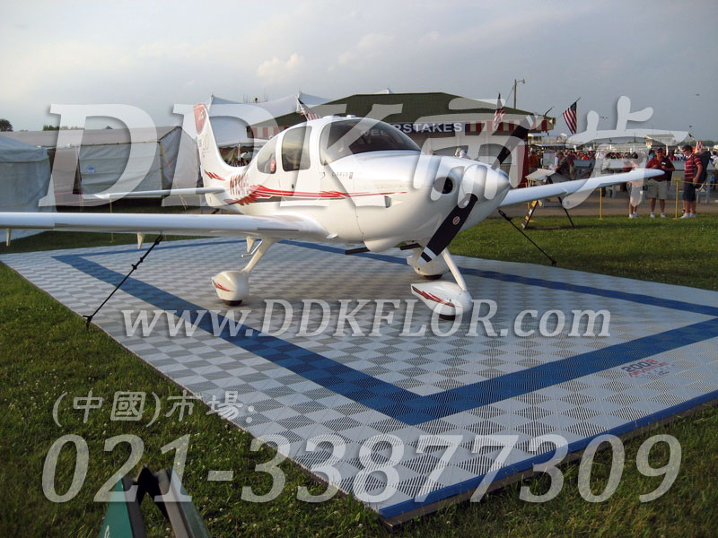 藍(lán)色+白色組合安裝_ 戶外展覽展示地板材料（4）樣板圖片,帝肯(DDK)_8100_680（展覽地面地板材料）效果圖,會(huì)展地板,展會(huì)地板,展會(huì)地膠,展廳塑料格柵,可拼接展會(huì)塑膠地板,展銷(xiāo)會(huì)專用地板,草坪保護(hù)板,草坪地板,草坪專用蓋板