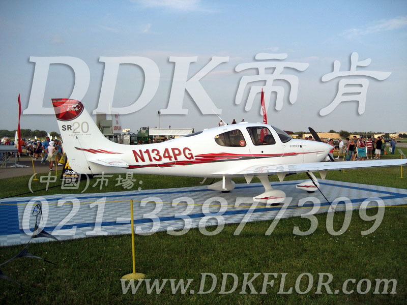 藍(lán)色+白色組合安裝_ 戶外展覽展示地板材料（5）樣板圖片,帝肯(DDK)_8100_680（展覽地面地板材料）效果圖,會(huì)展地板,展會(huì)地板,展會(huì)地膠,展廳塑料格柵,可拼接展會(huì)塑膠地板,展銷(xiāo)會(huì)專用地板,草坪保護(hù)板,草坪地板,草坪專用蓋板