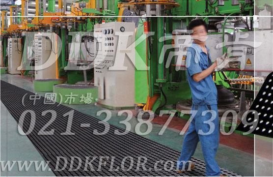 車(chē)間通道用黑色安全防滑地毯卷材（8）_工廠地面防滑鋪設(shè)安全材料樣板圖片,帝肯(DDK)_4500_9979（工廠地面防滑材料）效果圖,pvc防滑卷材,pvc防滑地墊,pvc防滑地膠,PVC防滑墊,s形防滑墊,pvc防滑地毯,入口防滑墊,停車(chē)場(chǎng)防滑墊,廠房地毯,廠房地膠,廠房防滑地膠,臺(tái)階防滑地墊,地面防滑墊,地面保護(hù)墊,地面保護(hù)地毯,多孔防滑地墊,多孔橡膠墊,塑膠地毯,地膠,地板膠,室內(nèi)地膠,安全地墊,安全地膠,安全墊,安全橡膠地墊,安全防滑墊,室外地膠,室外防滑地墊,室外防滑地毯,室外防滑墊,室外防滑透水墊,工業(yè)地板膠,工業(yè)地毯,工業(yè)地膠,工業(yè)抗疲勞地墊,工業(yè)抗疲勞防滑墊,工業(yè)防滑墊,工廠地墊,工業(yè)防滑地毯,工業(yè)防滑地墊,工業(yè)走道地墊,工業(yè)耐油地墊,工廠地毯,工廠地膠,工廠車(chē)間地膠,工廠防滑地墊,工廠防滑墊,帶孔防滑墊,工廠用橡膠地墊,戶(hù)外地毯,戶(hù)外地膠,抗疲勞地毯,抗疲勞腳墊,排水地墊,橡膠地毯,橡膠防滑地墊,橡膠防滑地毯,橡膠防滑墊,流水線地墊,甲板地毯,疏水地墊,疏水型抗疲勞地墊,疏水墊,疏水防滑地墊,疏水防滑墊,網(wǎng)狀防滑墊,耐油膠墊,耐油耐水地墊,防水防滑墊,防滑地毯,防滑膠墊,防滑橡膠地墊,防滑橡膠墊,防滑毯,防滑塑料毯,防滑卷材,防水地毯,防水地墊,防水地膠墊,耐油防滑地墊,通道地毯,車(chē)間防滑墊,車(chē)間防滑地墊,通道防滑墊,重型防滑耐油墊,過(guò)道防滑墊,防油防滑墊,防滑腳墊,漏水橡膠墊,漏水地墊,漏水地膠,漏水防滑墊,