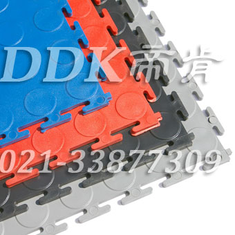 型號(hào)：帝肯(DDK)_2000_9979，銅錢紋表面，灰|黑|紅|藍(lán)，多色（1）樣板圖片,帝肯(DDK)_2000_9979(工業(yè)廠房車間地面材料)效果圖,PVC拼接地墊,塑料拼接地板,塑料拼裝地板,拼裝地墊,拼接式防滑墊,拼接地板,拼裝地板,拼裝地膠,組合式地墊,工業(yè)地墊,工業(yè)地板,工業(yè)地板磚,工業(yè)地板膠,工業(yè)地板革,工業(yè)地毯,工業(yè)地磚,工業(yè)pvc地板 ,工業(yè)地膠,工業(yè)塑膠地板,工業(yè)橡膠地板,工業(yè)耐油地墊,工業(yè)走道地墊,工業(yè)防滑地墊,工業(yè)防滑墊,工廠地墊,工廠地板,工廠地板膠,工廠地毯,工廠地膠,工廠塑膠地板,工廠防滑墊,工廠用塑料地板,工廠防滑地墊,工廠車間地膠,工廠車間地板革,工廠走道地墊 ,工廠用橡膠地墊,耐油工業(yè)橡膠墊,pvc塑膠地墊,pvc塑膠地板,倉(cāng)庫(kù)塑膠地板,廠房塑膠地板,圓點(diǎn)塑料橡膠地板-地毯-地墊,塑料地墊,塑料地板,塑料地板磚,塑料地板膠,塑料地板革,塑料地磚,塑膠地磚,塑料防滑墊,塑膠地板磚,塑膠防滑墊,塑膠防滑地墊,片材塑膠地板,車間塑膠地板,車間用地板膠,車間塑料防滑墊,車間防滑地墊,車間地墊,車間地板,車間防滑墊,車間防砸地板,鎖扣塑膠地板,過道地墊,過道地毯,防滑塑料地墊,防滑塑膠墊,維修車間地板,車間pvc地板,庫(kù)房地板,廠房地毯,廠房地板,廠房地膠,pvc活動(dòng)地板,pvc橡膠地板,pvc塑膠鎖扣地板,pvc地膠,pvc地墊,pvc地板膠,pvc工業(yè)地板,pvc承重地板,pvc防滑地板,pvc防滑地膠,PVC防滑墊,pvc防滑地墊,互扣式地墊,鎖扣pvc地板,鎖扣地墊,銅錢紋地板膠-防滑地墊-地毯,銅錢紋防滑墊,過道防滑墊,安全通道用地板,安全地膠,安全地墊,安全橡膠地墊,安全防滑墊,實(shí)驗(yàn)室地膠,辦公室地板,辦公室地板膠,叉車地墊,叉車地板,圓點(diǎn)橡膠地板,緩沖地墊,走道地墊,耐重壓地墊,耐重壓地板,聚氯乙烯地板,耐磨地板,耐磨地膠,耐磨防滑地板,車間地板磚,車間地膠墊 ,車間地面膠皮,防潮地板,防潮地墊,防潮地板磚,倉(cāng)庫(kù)防潮地膠,倉(cāng)庫(kù)地板,廠房防滑地膠,工業(yè)防滑地毯,耐壓地板,耐壓耐磨地毯,辦公室塑膠地板,辦公室地膠,地面保護(hù)墊,地面保護(hù)地毯,地面防滑墊,抗壓地墊,抗壓地板,凈化車間地板,無塵車間地板