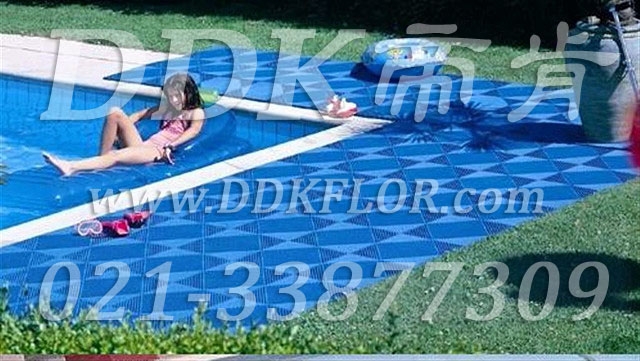 室外泳池四周地面防滑塑膠地磚材料(1)_藍(lán)色樣板圖片,帝肯(DDK)_8100_339(游泳池防滑地磚材料)效果圖 室外泳池四周地面防滑塑膠地磚材料(1)_藍(lán)色樣板圖片,帝肯(DDK)_8100_339(游泳池防滑地磚材料)效果圖,泳池地膠,泳池防滑地墊,泳池防滑地毯,游泳池防滑墊,游泳池防滑地膠,游泳池地墊