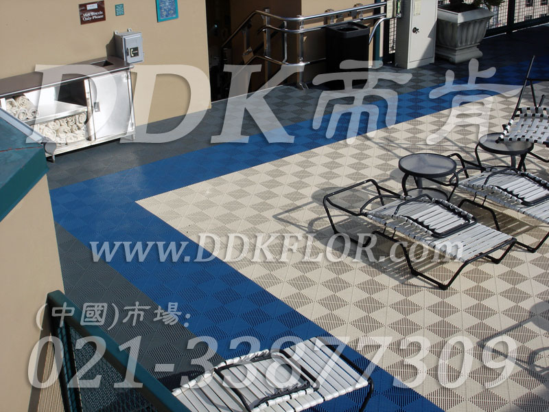 室外泳池四周地面防滑塑膠地磚材料(4)_藍(lán)色灰白相拼組合樣板圖片,帝肯(DDK)_8100_339(游泳池防滑地磚材料)效果圖 室外泳池四周地面防滑塑膠地磚材料(4)_藍(lán)色灰白相拼組合樣板圖片,帝肯(DDK)_8100_339(游泳池防滑地磚材料)效果圖,泳池地膠,泳池防滑地墊,泳池防滑地毯,游泳池防滑墊,游泳池防滑地膠,游泳池地墊