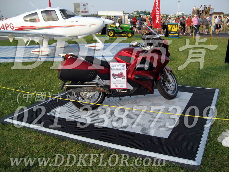 黑色加白色組合安裝（17）_摩托車(chē)室外展覽展會(huì)地面地板材料樣板圖片,帝肯(DDK)_8100_680（展覽地面地板材料）效果圖,會(huì)展地板,可拼接展會(huì)塑膠地板,展會(huì)地板,展會(huì)地膠,展廳塑料格柵,展廳展車(chē)地墊,展臺(tái)地板,展銷(xiāo)會(huì)專用地板,汽車(chē)4s店卡扣展示板,汽車(chē)展廳地墊,汽車(chē)展廳地板,汽車(chē)展臺(tái),汽車(chē)展示地墊,車(chē)型展示板,車(chē)展地板,車(chē)展地膠,草坪專用蓋板,草坪保護(hù)墊,草坪保護(hù)板,草坪地板