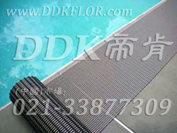 經(jīng)典灰色_直條紋_游泳館池邊濾水防滑地毯（14）樣板圖片,帝肯(DDK)_1900_339（游泳池地面防滑材料）效果圖，泳池地膠,泳池防滑地墊,泳池防滑地毯,游泳池防滑墊,游泳池防滑地膠,游泳池地墊,浴室pvc格柵地板,浴室地墊,浴室地板,浴室地板磚,浴室地毯,浴室地磚,浴室墊,浴室防滑地墊,浴室防滑地磚,浴室防滑地膠,浴室防滑墊,浴室防滑疏水磚,浴池防滑地墊,浴池防滑墊,衛(wèi)生間地墊,衛(wèi)生間防滑地毯,衛(wèi)浴防滑墊,衛(wèi)生間地板隔水墊,衛(wèi)生間地膠,衛(wèi)生間塑料地板,衛(wèi)生間防水地墊,衛(wèi)生間防水墊,衛(wèi)生間防滑地墊,衛(wèi)生間防滑墊,廁所防滑墊,洗浴防滑墊,淋浴房防滑墊