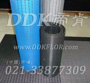 藍(lán)灰黑排水毯（1）樣板圖片,帝肯(DDK)_1900（Comfort|康福特）效果圖，pvc防水地墊,pvc防滑卷材,z字型疏水墊,室外防水地板,塑膠透水地板,排水地墊,排水地板,排水防滑墊,泄水型地板磚,漏水地墊,漏水地膠,漏水橡膠墊,漏水防滑墊,疏水板,疏水墊,疏水型抗疲勞地墊,疏水地墊,疏水地席,疏水地毯,疏水防滑墊,疏水防滑地墊,疏水磚,耐油耐水地墊,透水地墊,透水地板膠墊,防水地墊,防水地毯,防水地膠墊,防水墊,防水防滑墊,防滑隔水墊,隔水地墊,隔水地板,隔水材料,工業(yè)耐油地墊,耐油地墊,耐油工業(yè)橡膠墊,耐油橡膠地墊,耐油膠墊,耐油橡膠墊,耐油防滑地墊,耐油防滑墊,重型防滑耐油墊,防油地墊,防油防滑墊,塑料防滑網(wǎng)格墊,塑料網(wǎng)格扳,塑料網(wǎng)格防滑地墊,工業(yè)用格柵地墊,柵格地墊,網(wǎng)格地墊,網(wǎng)格塑料地板墊,網(wǎng)格塑料墊,網(wǎng)格防滑墊,網(wǎng)格地板,防滑塑料網(wǎng)格,網(wǎng)孔地墊,網(wǎng)眼防滑,網(wǎng)狀防滑墊,網(wǎng)狀地毯