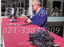 紅色_工廠車間工作臺面防滑防護(hù)網(wǎng)格毯（10）樣板圖片,帝肯(DDK)_1900_9979（工業(yè)地面鋪地材料）效果圖，工業(yè)地墊,工業(yè)地板膠,工業(yè)地板革,工業(yè)地毯,工業(yè)地膠,工業(yè)塑料地毯,工業(yè)塑膠地板,工業(yè)抗疲勞地墊,工業(yè)抗疲勞防滑墊,工業(yè)橡膠地板,工業(yè)用格柵地墊,工業(yè)耐油地墊,工業(yè)走道地墊,工業(yè)防滑地墊,工業(yè)防滑地毯,工業(yè)防滑墊,工廠地墊,工廠地板膠,工廠地毯,工廠地膠,工廠塑膠地板,工廠用橡膠地墊,工廠走道地墊,工廠用塑料地板,工廠車間地板革,工廠車間地膠,工廠防滑地墊,工廠防滑墊,帶孔防滑墊,多孔防滑地墊,多孔橡膠墊,耐油工業(yè)橡膠墊,車間地墊,車間防滑地墊,車間防滑墊,車間地面膠皮,車間地膠墊,車間地毯,車間塑料防滑墊,車間塑膠地板,抗疲勞地毯,抗疲勞墊,抗疲勞腳墊,疏水型抗疲勞地墊,經(jīng)濟(jì)型抗疲勞地墊,防疲勞墊,防疲勞地膠,防疲勞地毯,防疲勞地墊,防疲勞腳墊,廠房防滑地膠,廠房地板材料,廠房地膠,廠房地毯,z字型疏水墊,疏水防滑墊,漏水橡膠墊,漏水地膠,漏水防滑墊,耐油耐水地墊,茶水間防滑地墊,防水地毯,透水地墊,透水地板膠墊,隔水材料,疏水地毯,疏水地席