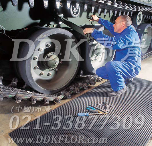 灰色_工廠車間工作區(qū)地面防滑防護(hù)網(wǎng)格毯（11）樣板圖片,帝肯(DDK)_1900_9979（工業(yè)地面鋪地材料）效果圖，工業(yè)地墊,工業(yè)地板膠,工業(yè)地板革,工業(yè)地毯,工業(yè)地膠,工業(yè)塑料地毯,工業(yè)塑膠地板,工業(yè)抗疲勞地墊,工業(yè)抗疲勞防滑墊,工業(yè)橡膠地板,工業(yè)用格柵地墊,工業(yè)耐油地墊,工業(yè)走道地墊,工業(yè)防滑地墊,工業(yè)防滑地毯,工業(yè)防滑墊,工廠地墊,工廠地板膠,工廠地毯,工廠地膠,工廠塑膠地板,工廠用橡膠地墊,工廠走道地墊,工廠用塑料地板,工廠車間地板革,工廠車間地膠,工廠防滑地墊,工廠防滑墊,帶孔防滑墊,多孔防滑地墊,多孔橡膠墊,耐油工業(yè)橡膠墊,車間地墊,車間防滑地墊,車間防滑墊,車間地面膠皮,車間地膠墊,車間地毯,車間塑料防滑墊,車間塑膠地板,抗疲勞地毯,抗疲勞墊,抗疲勞腳墊,疏水型抗疲勞地墊,經(jīng)濟(jì)型抗疲勞地墊,防疲勞墊,防疲勞地膠,防疲勞地毯,防疲勞地墊,防疲勞腳墊,廠房防滑地膠,廠房地板材料,廠房地膠,廠房地毯,z字型疏水墊,疏水防滑墊,漏水橡膠墊,漏水地膠,漏水防滑墊,耐油耐水地墊,茶水間防滑地墊,防水地毯,透水地墊,透水地板膠墊,隔水材料,疏水地毯,疏水地席