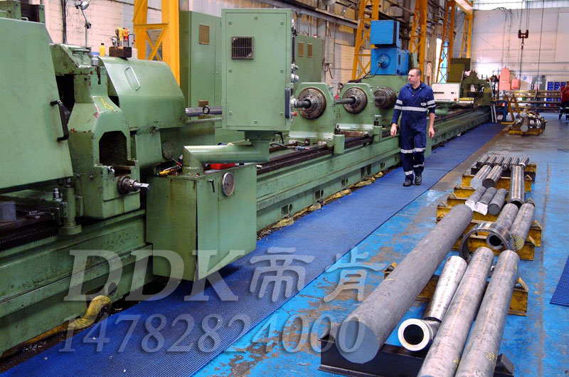 藍(lán)色_工廠機(jī)床地面通道防滑防護(hù)直紋網(wǎng)格毯（20）樣板圖片,帝肯(DDK)_1900_9979（工業(yè)地面鋪地材料）效果圖，工業(yè)地墊,工業(yè)地板膠,工業(yè)地板革,工業(yè)地毯,工業(yè)地膠,工業(yè)塑料地毯,工業(yè)塑膠地板,工業(yè)抗疲勞地墊,工業(yè)抗疲勞防滑墊,工業(yè)橡膠地板,工業(yè)用格柵地墊,工業(yè)耐油地墊,工業(yè)走道地墊,工業(yè)防滑地墊,工業(yè)防滑地毯,工業(yè)防滑墊,工廠地墊,工廠地板膠,工廠地毯,工廠地膠,工廠塑膠地板,工廠用橡膠地墊,工廠走道地墊,工廠用塑料地板,工廠車間地板革,工廠車間地膠,工廠防滑地墊,工廠防滑墊,帶孔防滑墊,多孔防滑地墊,多孔橡膠墊,耐油工業(yè)橡膠墊,車間地墊,車間防滑地墊,車間防滑墊,車間地面膠皮,車間地膠墊,車間地毯,車間塑料防滑墊,車間塑膠地板,抗疲勞地毯,抗疲勞墊,抗疲勞腳墊,疏水型抗疲勞地墊,經(jīng)濟(jì)型抗疲勞地墊,防疲勞墊,防疲勞地膠,防疲勞地毯,防疲勞地墊,防疲勞腳墊,廠房防滑地膠,廠房地板材料,廠房地膠,廠房地毯,z字型疏水墊,疏水防滑墊,漏水橡膠墊,漏水地膠,漏水防滑墊,耐油耐水地墊,茶水間防滑地墊,防水地毯,透水地墊,透水地板膠墊,隔水材料,疏水地毯,疏水地席